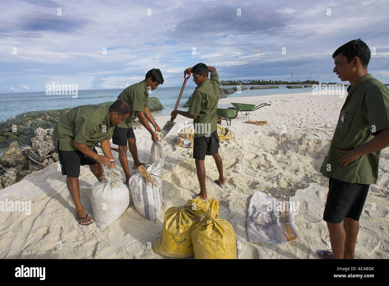 Die Malediver stärken die Sandstrände zum Schutz vor Tsunamis und Strömungen, Malediven Stockfoto