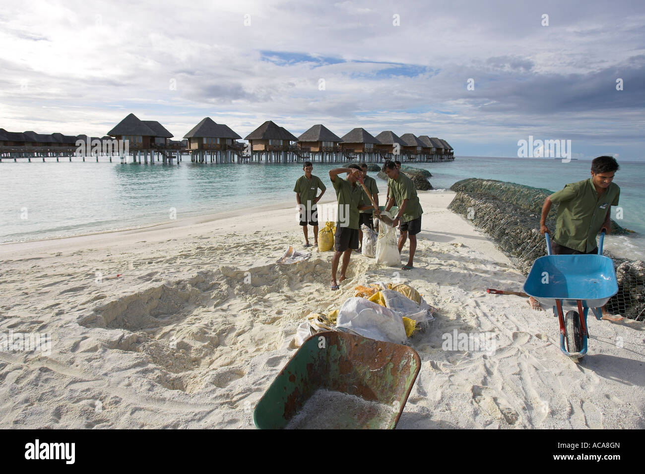 Die Malediver stärken die Sandstrände zum Schutz vor Tsunamis und Strömungen, Malediven Stockfoto