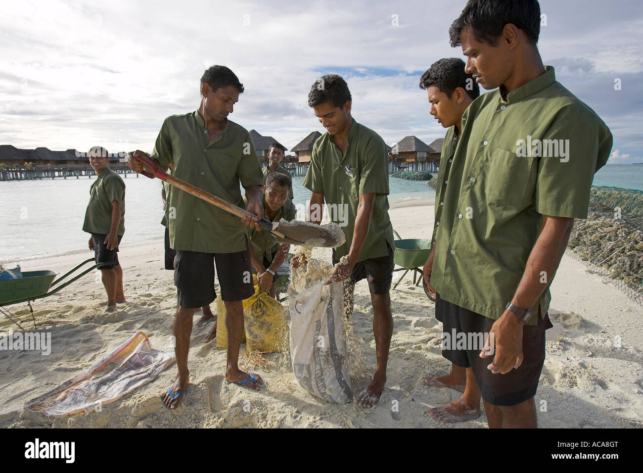 Die Malediver stärken die Sandstrände als Schutz vor Tsunamies und Strom, Malediven. Stockfoto