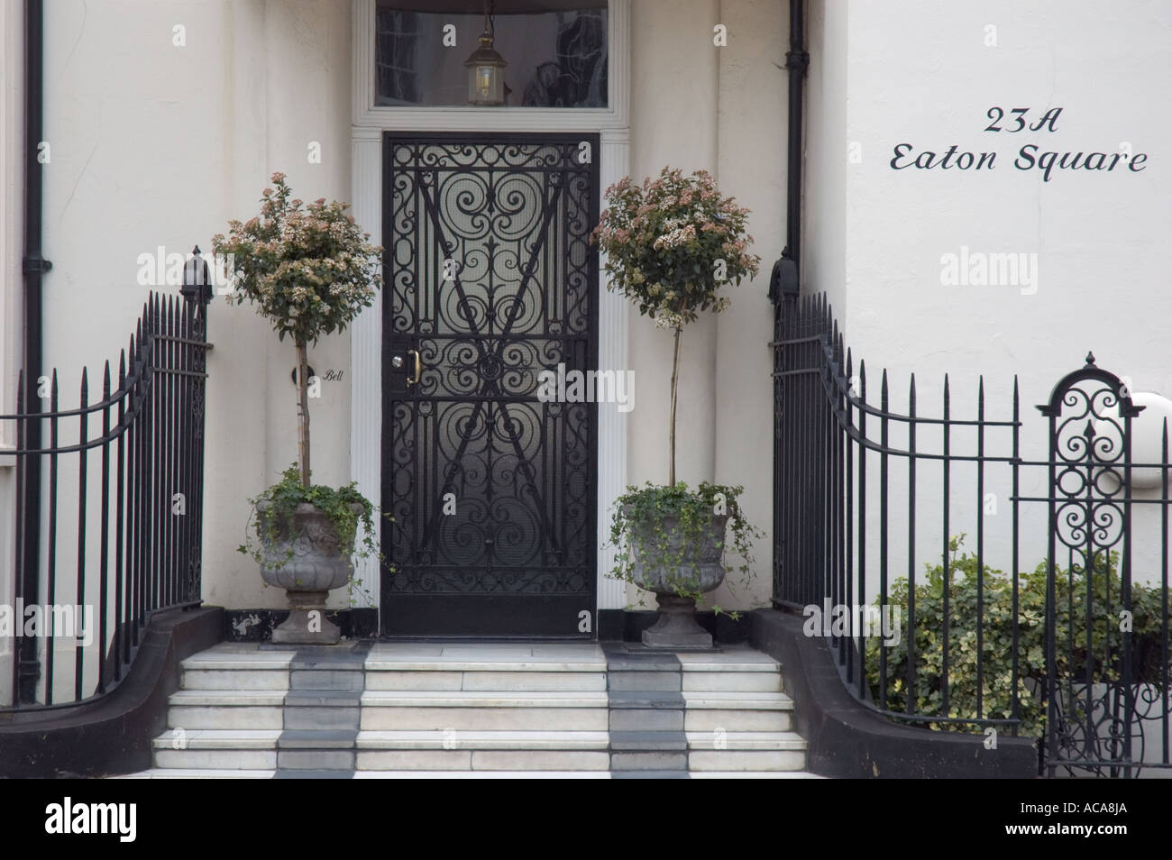 Eingang zum Haus im Eaton Square Belgravia in London UK Stockfoto
