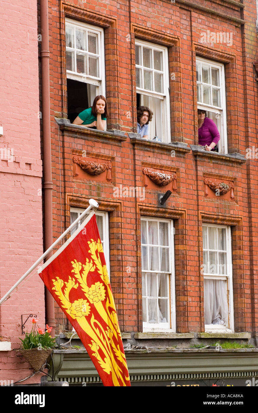 Menschen blicken Sie nach unten von ihrem Balkon während Queen s 80. Geburtstag feiern, Windsor Castle, Berkshire, UK. Stockfoto