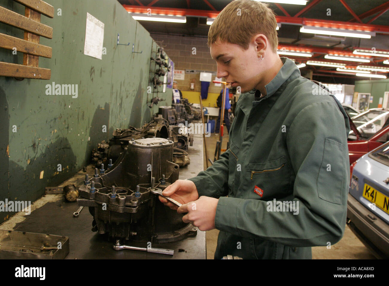 Junge männliche Schüler Auto Mechaniker Kurs am Sixth Form college Stockfoto