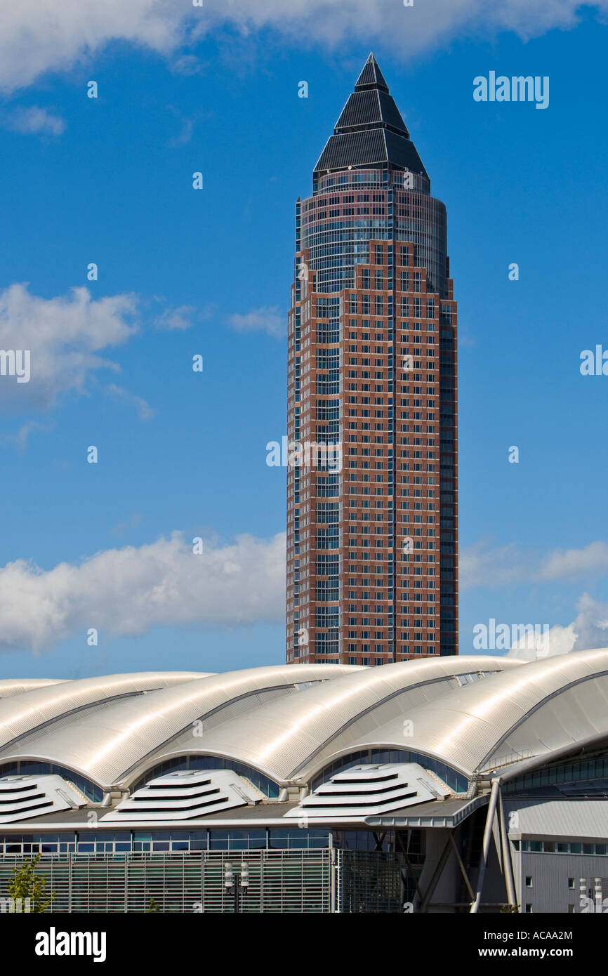 Ausstellung-Turm mit Ausstellungshallen im Vordergrund, Frankfurt am Main, Deutschland Stockfoto