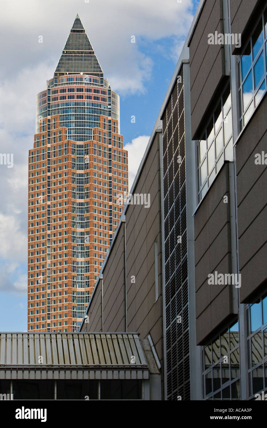 Ausstellung-Turm mit Ausstellungshallen im Vordergrund, Frankfurt am Main, Deutschland Stockfoto