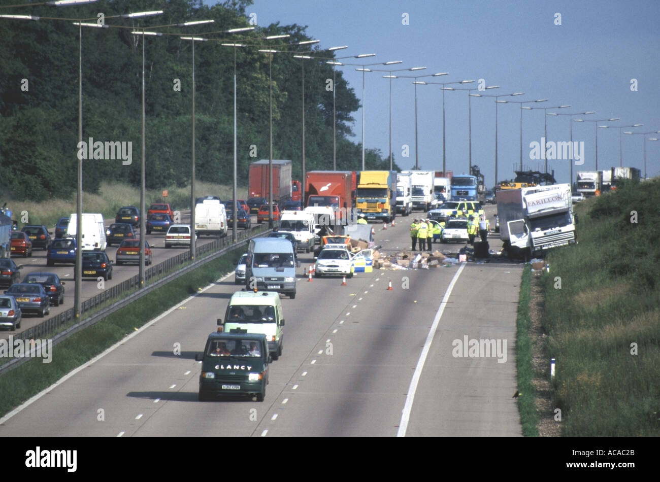 Blick von oben M25 Autobahn Polizeiautos besuchen Straßenverkehrsunfall zwei Spuren in der Nähe von Brentwood Essex England geschlossen Stockfoto