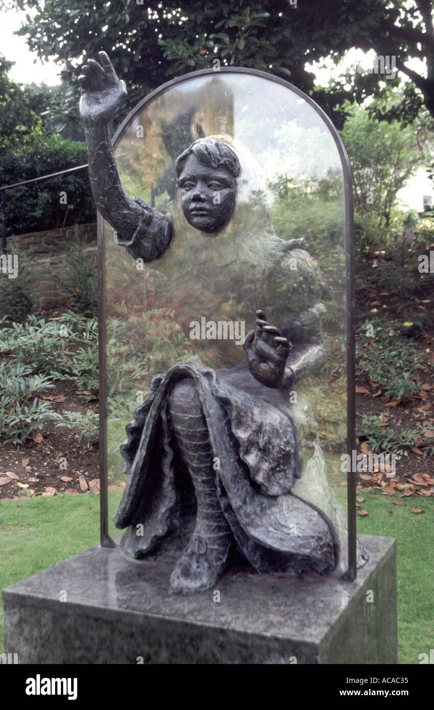 Leben Größe Statue von Alice Through the Looking Glass erstellt von Bildhauerin Jeanne Argent & angezeigt auf dem Gelände des Guildford Castle Stockfoto