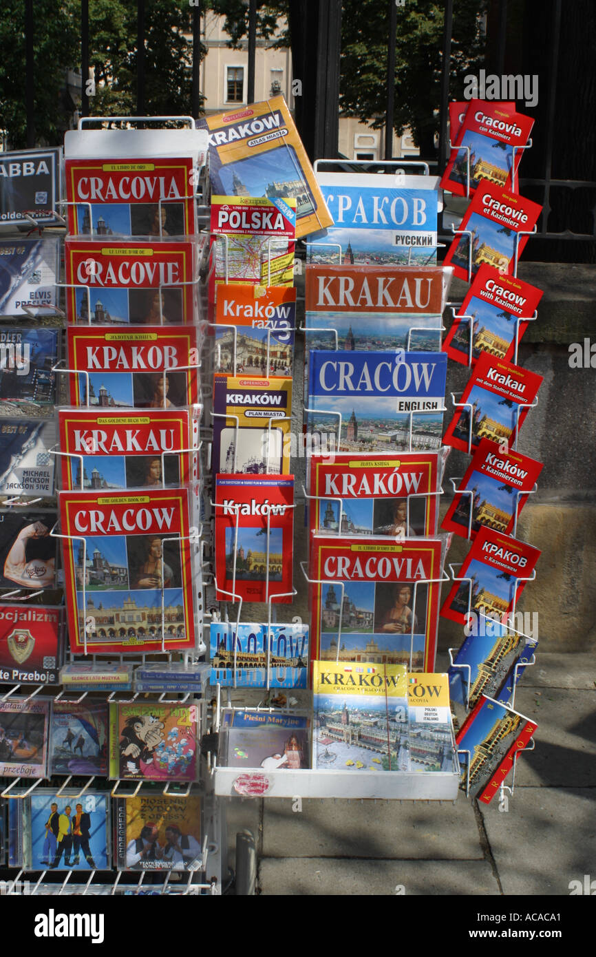 Krakau Polen Tourist Reiseführer zum Verkauf in Straße in Krakau Polen Stockfoto