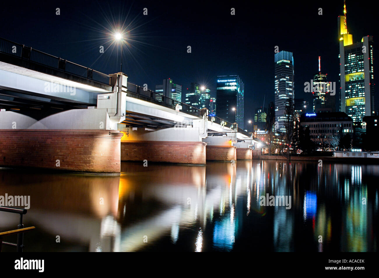 Untermain-Brücke bei Nacht, DRI/HDR Foto, Frankfurt Am Main, Hessen, Deutschland Stockfoto