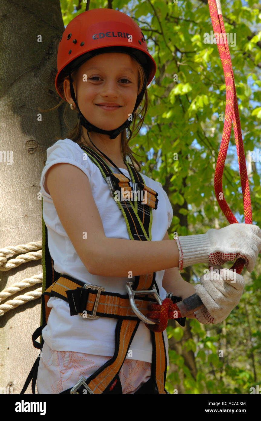 Mädchen mit Kletterausrüstung, Klettern Wald Neroberg, Wiesbaden, Hesen, Deutschland Stockfoto