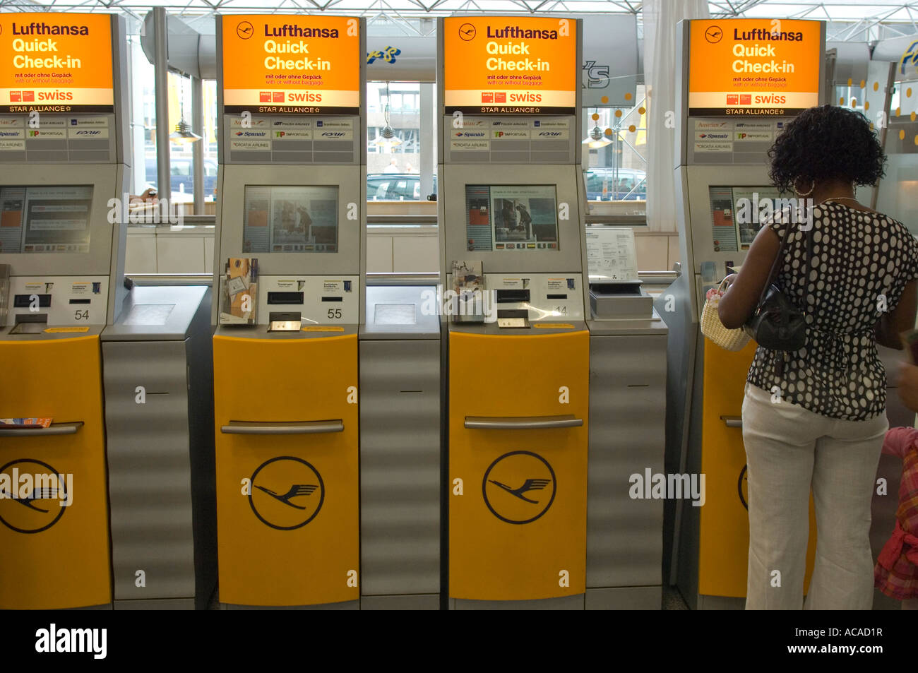 Quick Check-in Lufthansa Schalter mit Self-service, Flughafen, Deutschland Stockfoto