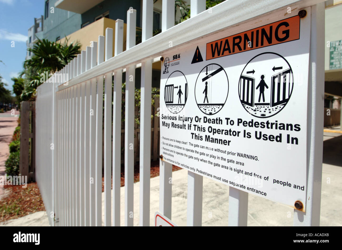 Automatisches Tor Warnschild Art-Deco-Viertel South Beach Miami Florida USA Stockfoto