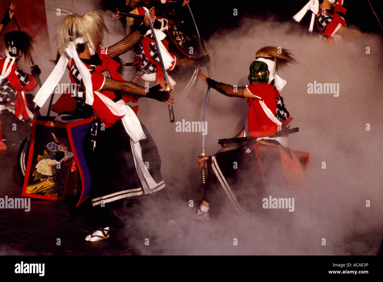 Tsugaru-Shamisen-Spieler aus Japan Durchführung der traditionellen Schwert-Tanz der Dämonen auf der Bühne Stockfoto