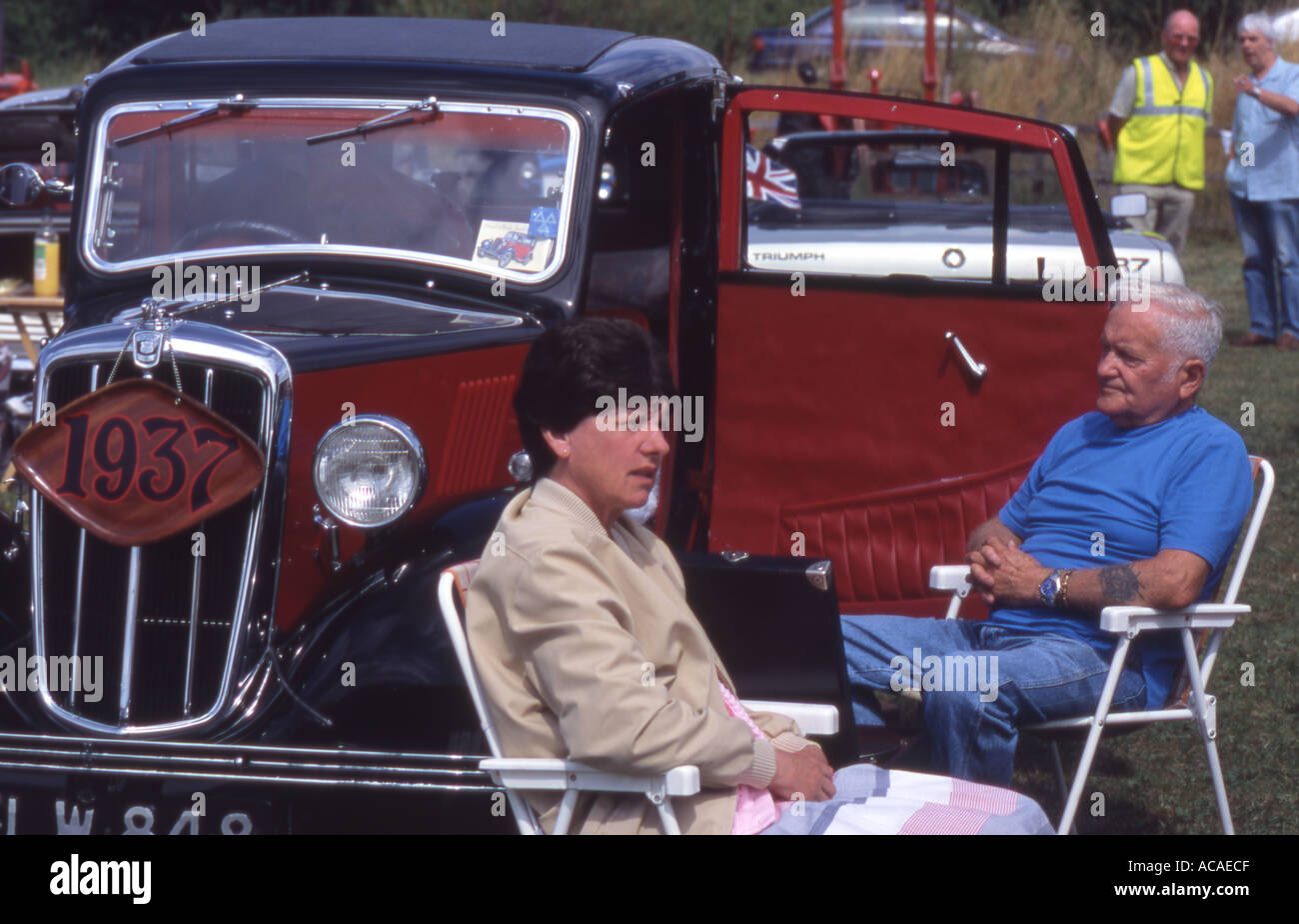paar erholsame anhören Gramaphone bei Oldtimer-Rallye Stockfoto