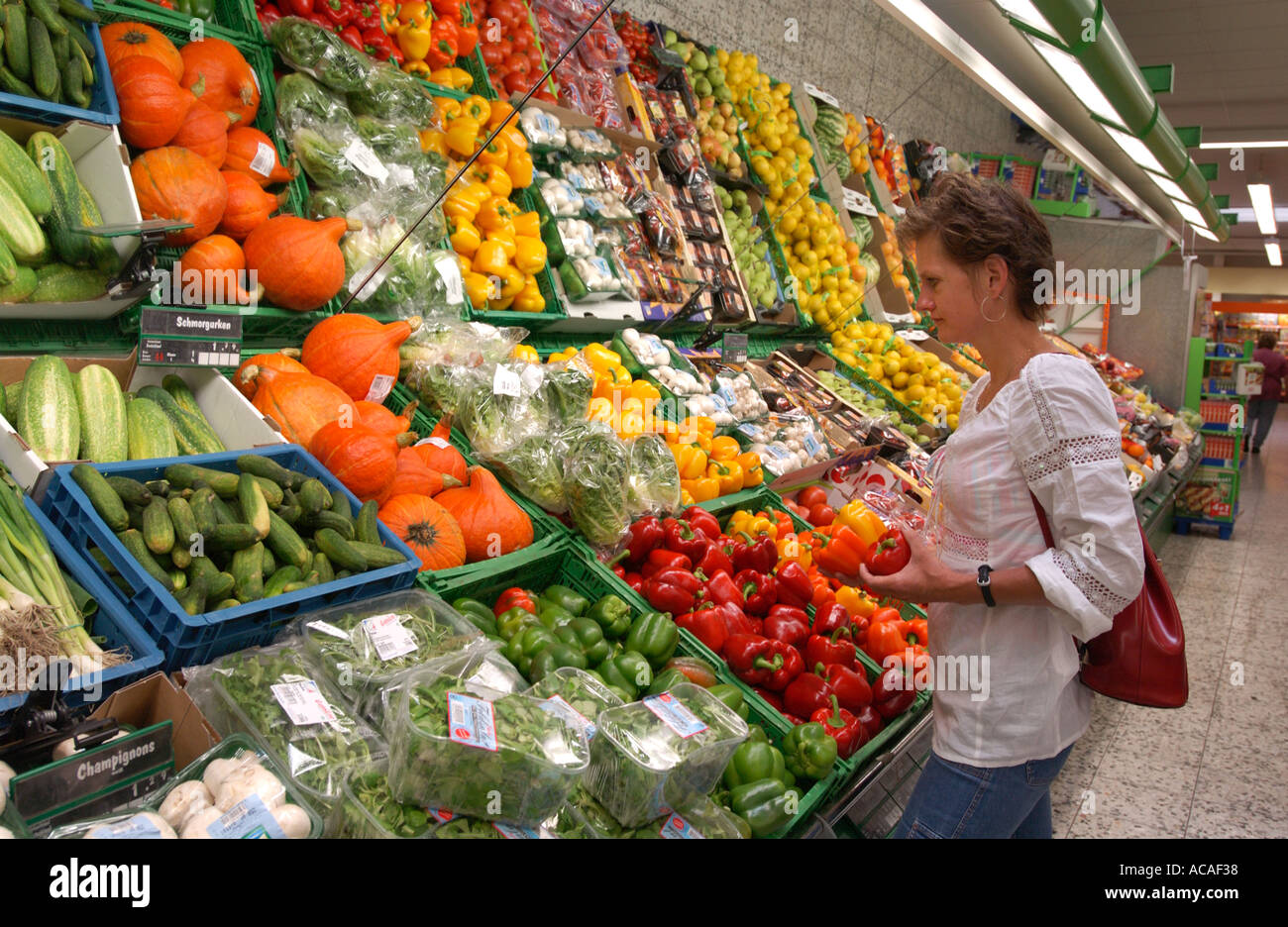 Youngh Frau die Wahl von Obst und Gemüse im Supermarkt Stockfoto