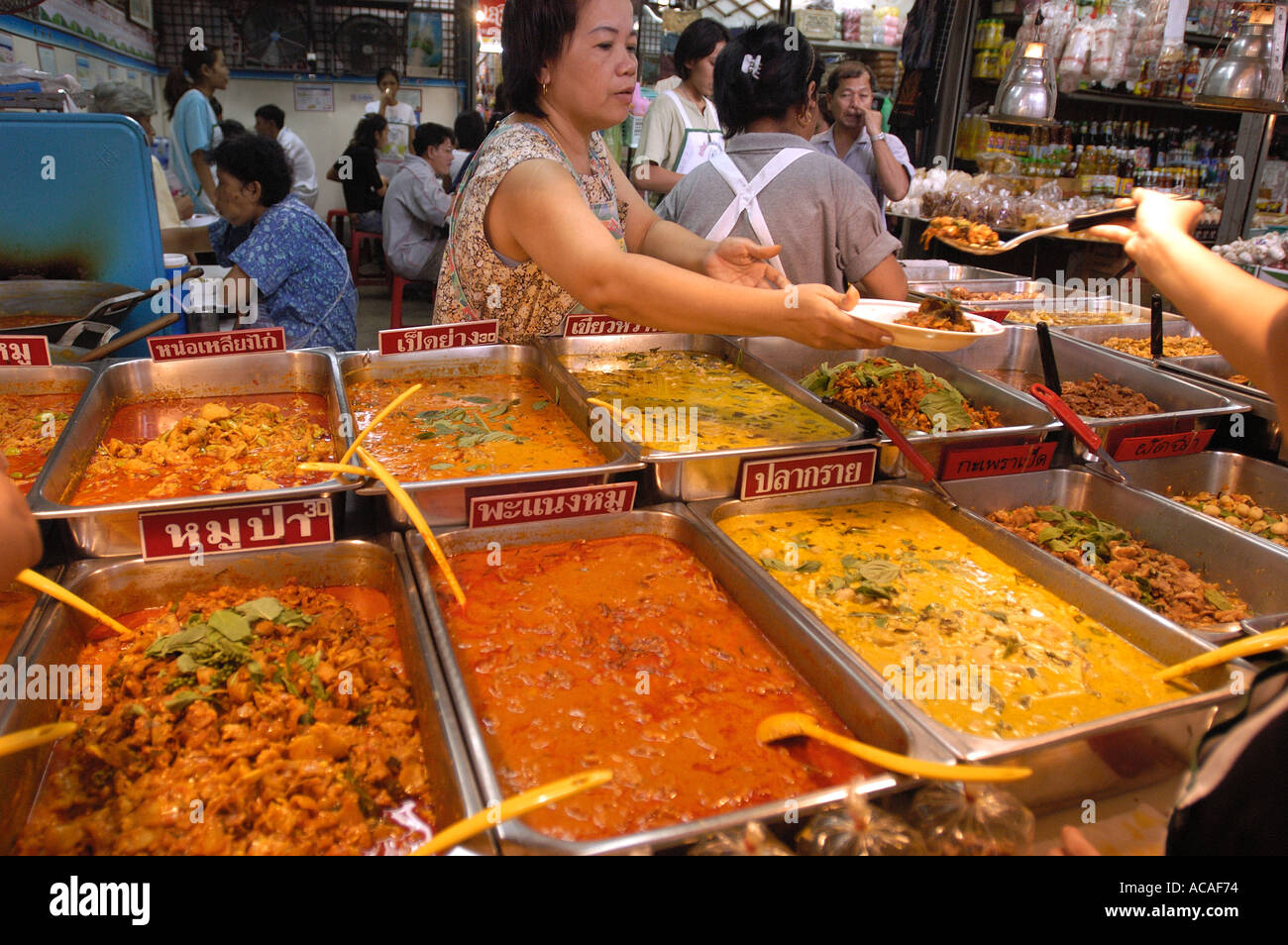 Eine Garküche auf dem Chatuchak-Markt in Bangkok Thailand Stockfoto