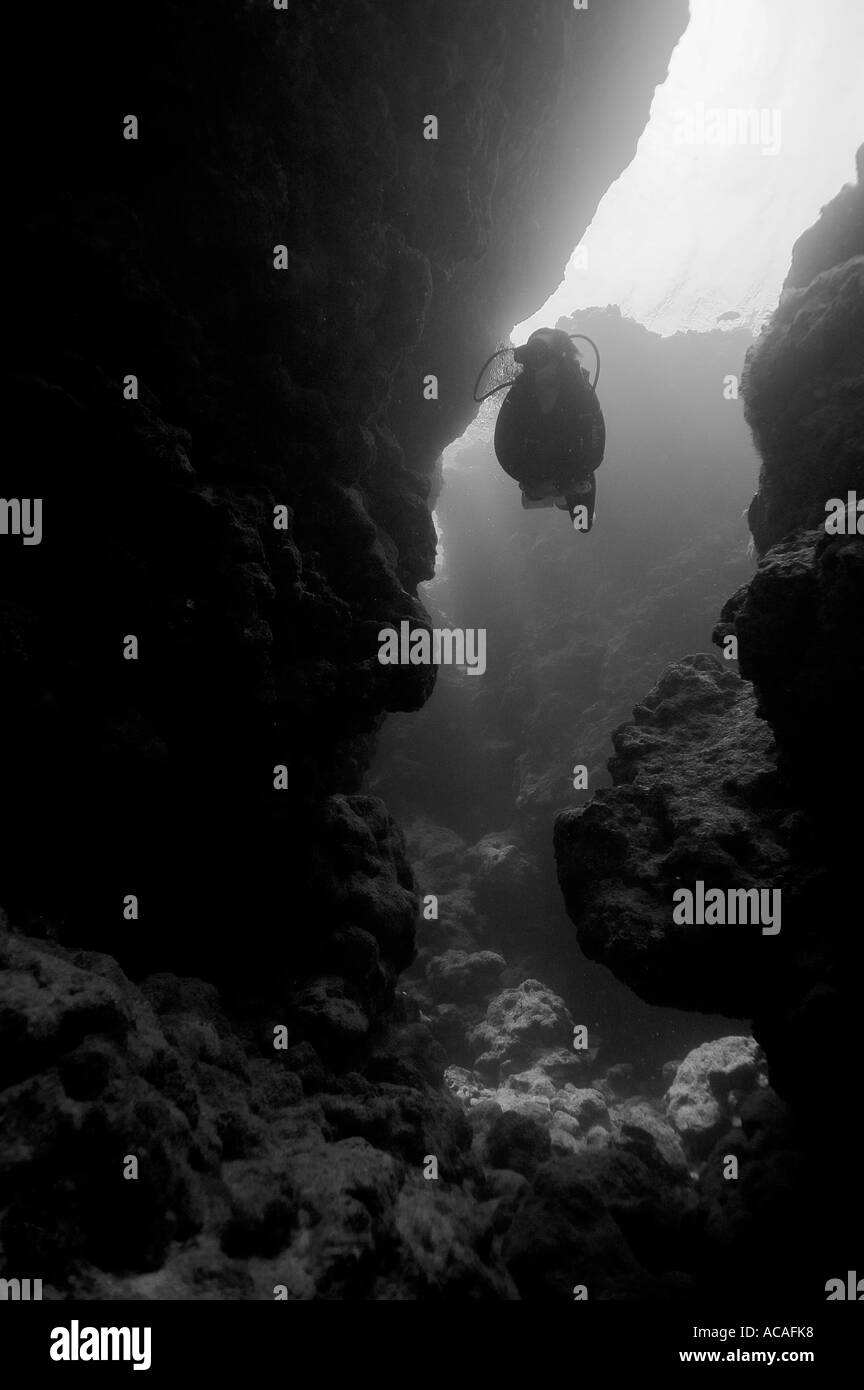 Ein Taucher erforscht Yap Höhlen ein natürliches Höhlensystem Yap Mikronesien Pazifischen Ozean Stockfoto