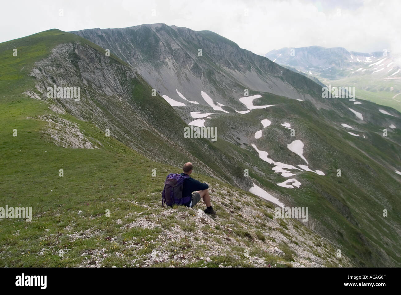 Wanderer auf den Berg. Nationalpark Gran Sasso, Abruzzen, Italien Stockfoto