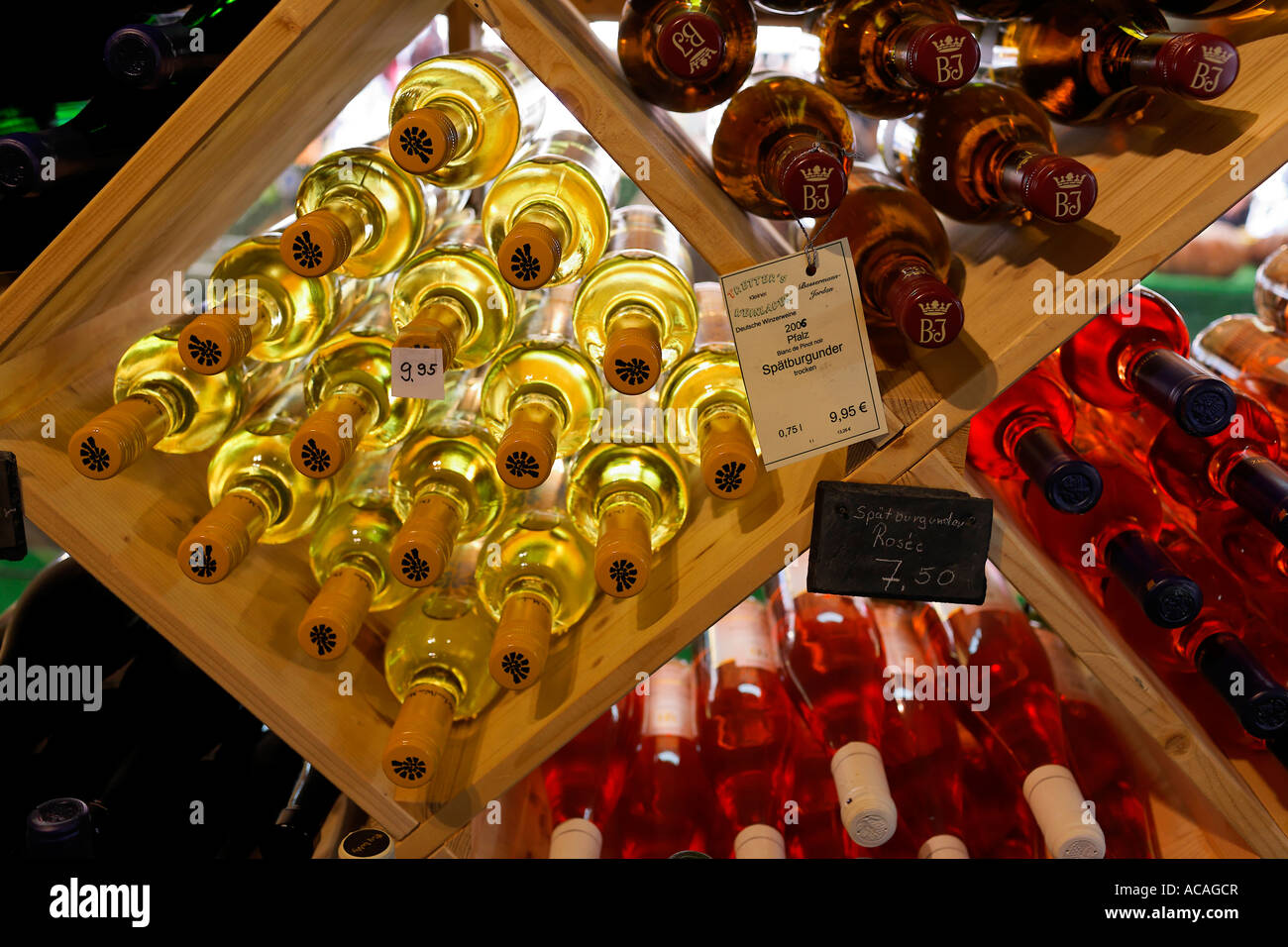 Weinflaschen in einem Weinregal Stockfoto