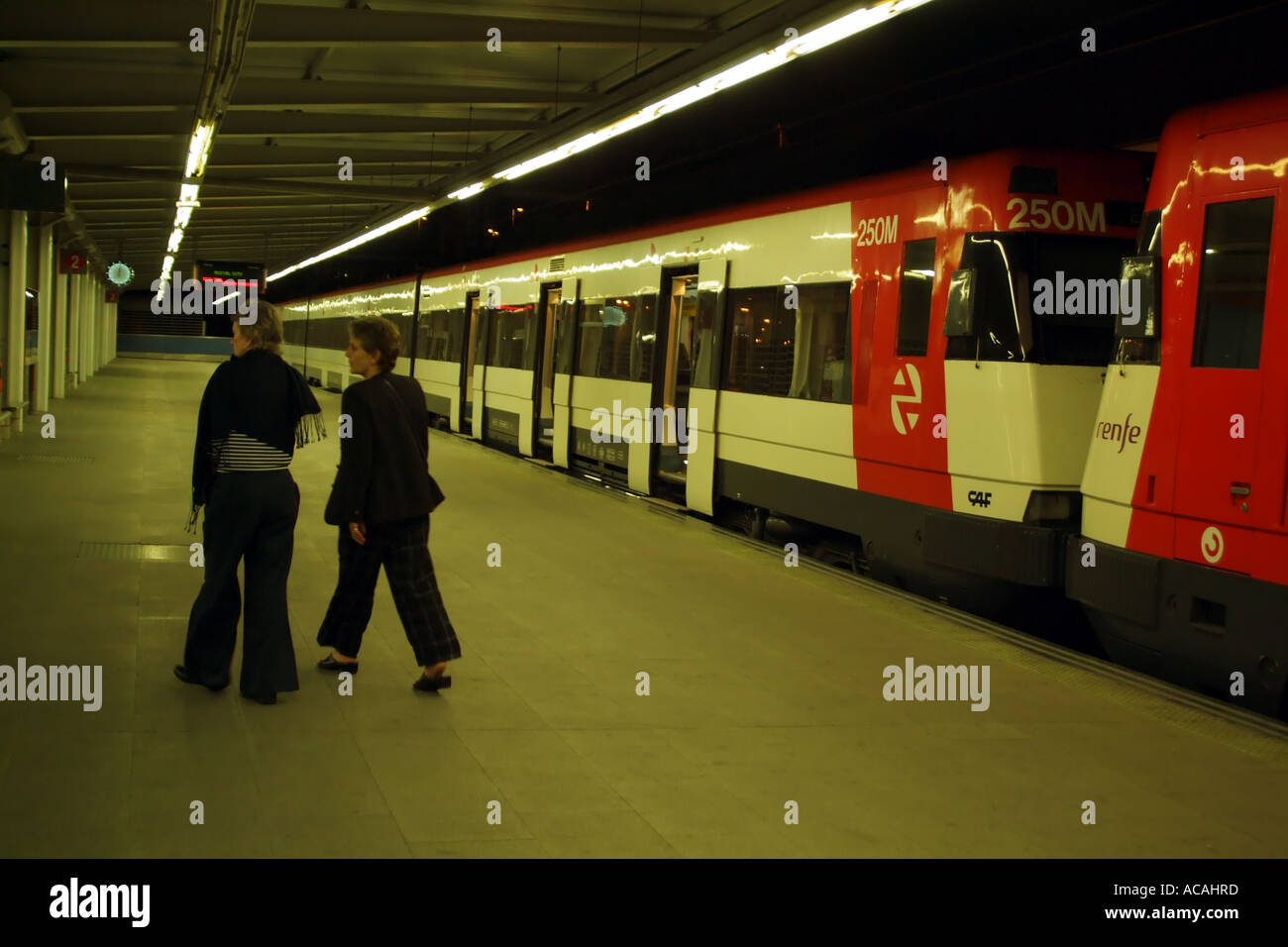 Madrid Spanien Europa EU. Ein RENFE spanisches nationale Netz trainieren am Atocha Bahnhof im Zentrum Stadt. Stockfoto