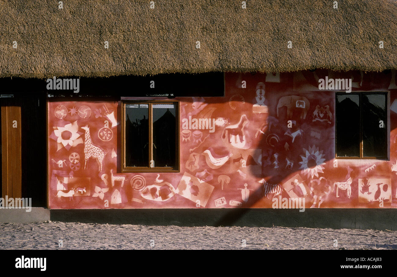 Traditionellen Stil strohgedeckten Gebäude in einem Souvenirladen Kwai Botswana Stockfoto