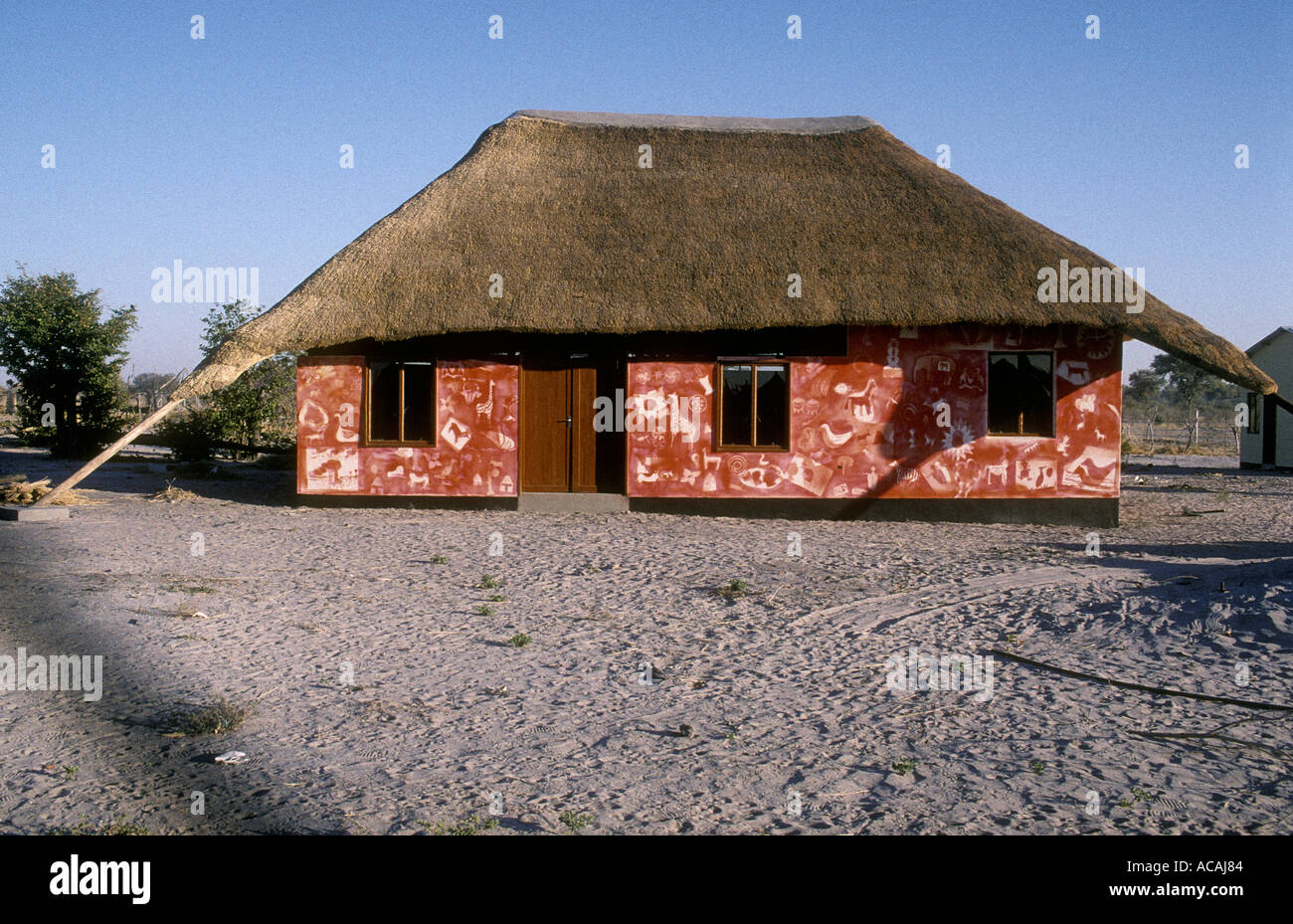 Traditionellen Stil strohgedeckten Gebäude in einem Souvenirladen Kwai Botswana Stockfoto