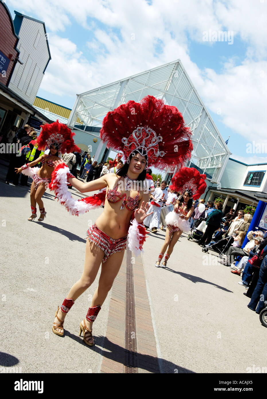 Exotische Karnevalstänzer, die in Affinity Outlets (früher Freeport) Karneval auftreten Stockfoto