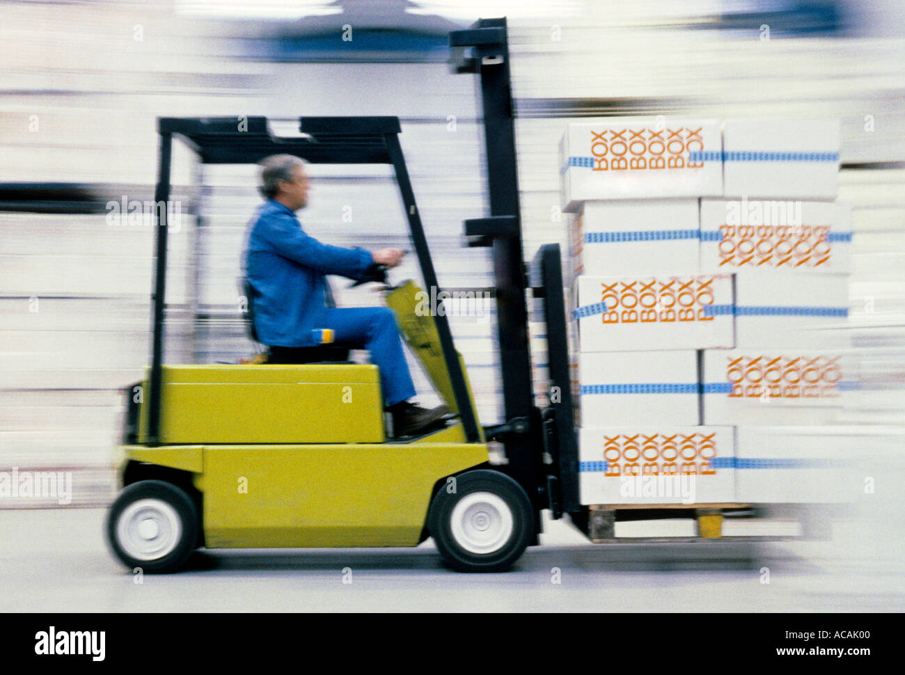 Gabelstapler mit Geschwindigkeitseffekt tragen Factory Produkt in hellen luftigen Lager Stockfoto
