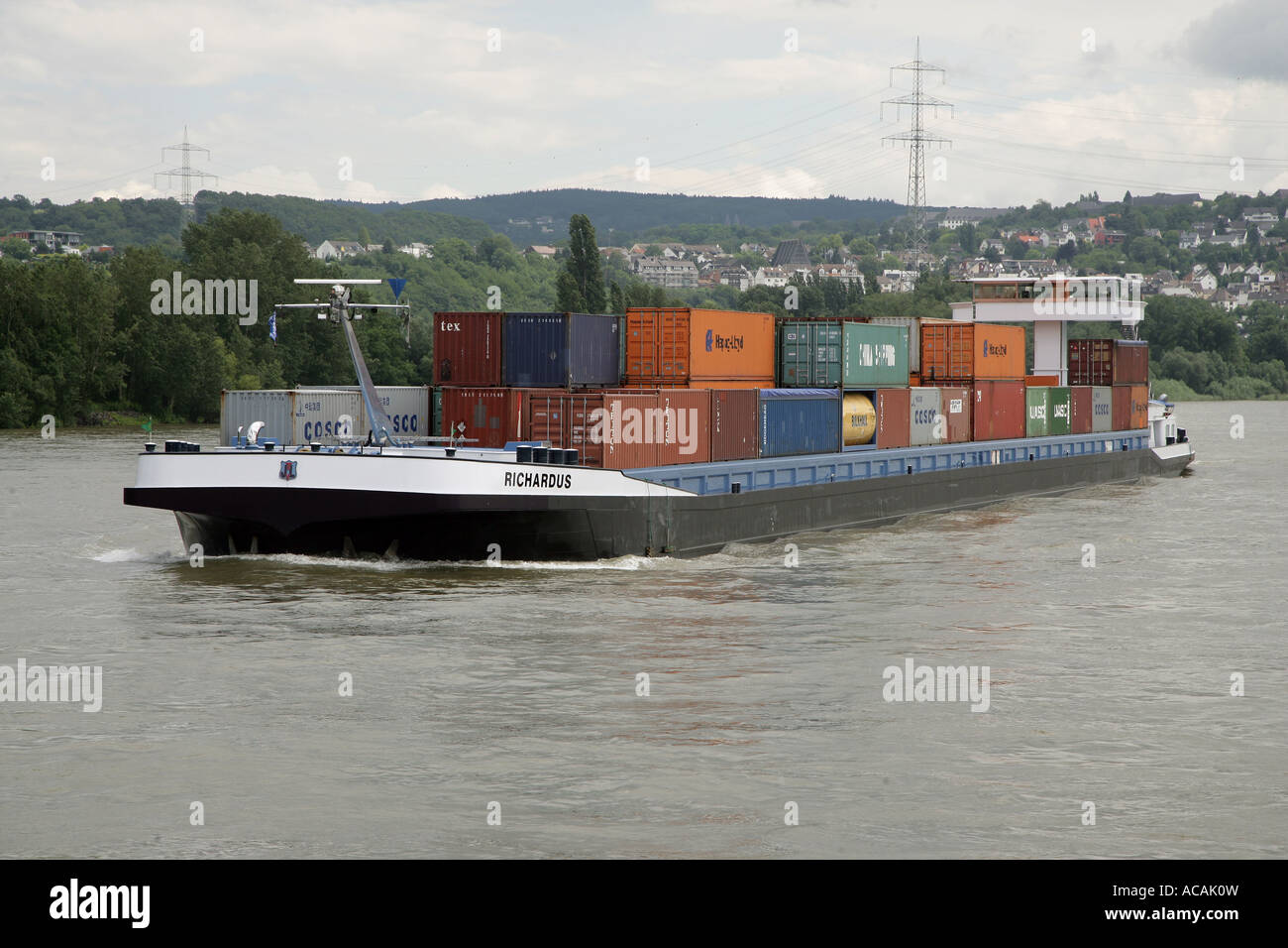 Containerschiff im Rhein Rheinland-Pfalz Deutschland Europa Stockfoto