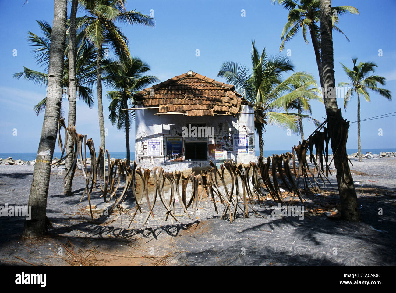 Ein verlassenes Haus am Strand von Arikal Kerela Indien Stockfoto