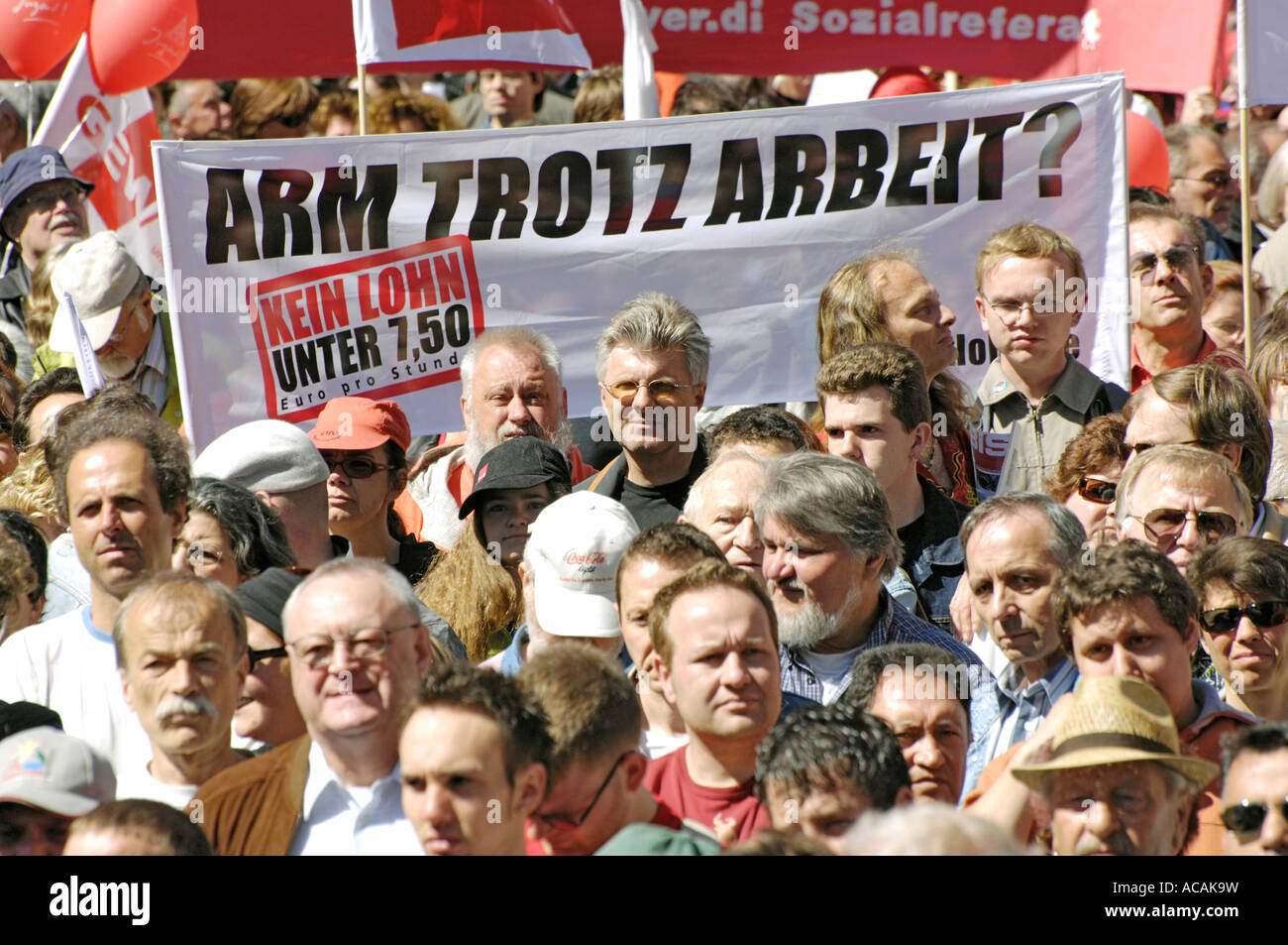 Transparant "Arm trotz Arbeit? Kein Lohn unter 7,50 Euro pro Stunde. " 1. Mai - Gewerkschaft - DGB Demonstration. München, Bayern Stockfoto