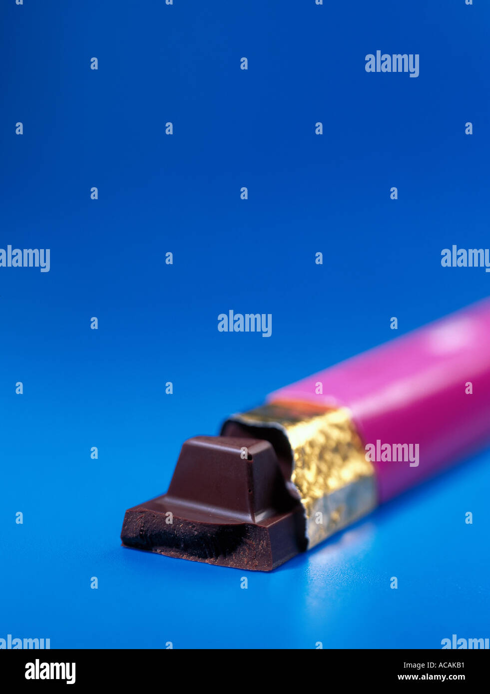 Rosa und Gold Schokoriegel auf blauem Hintergrund Stockfoto