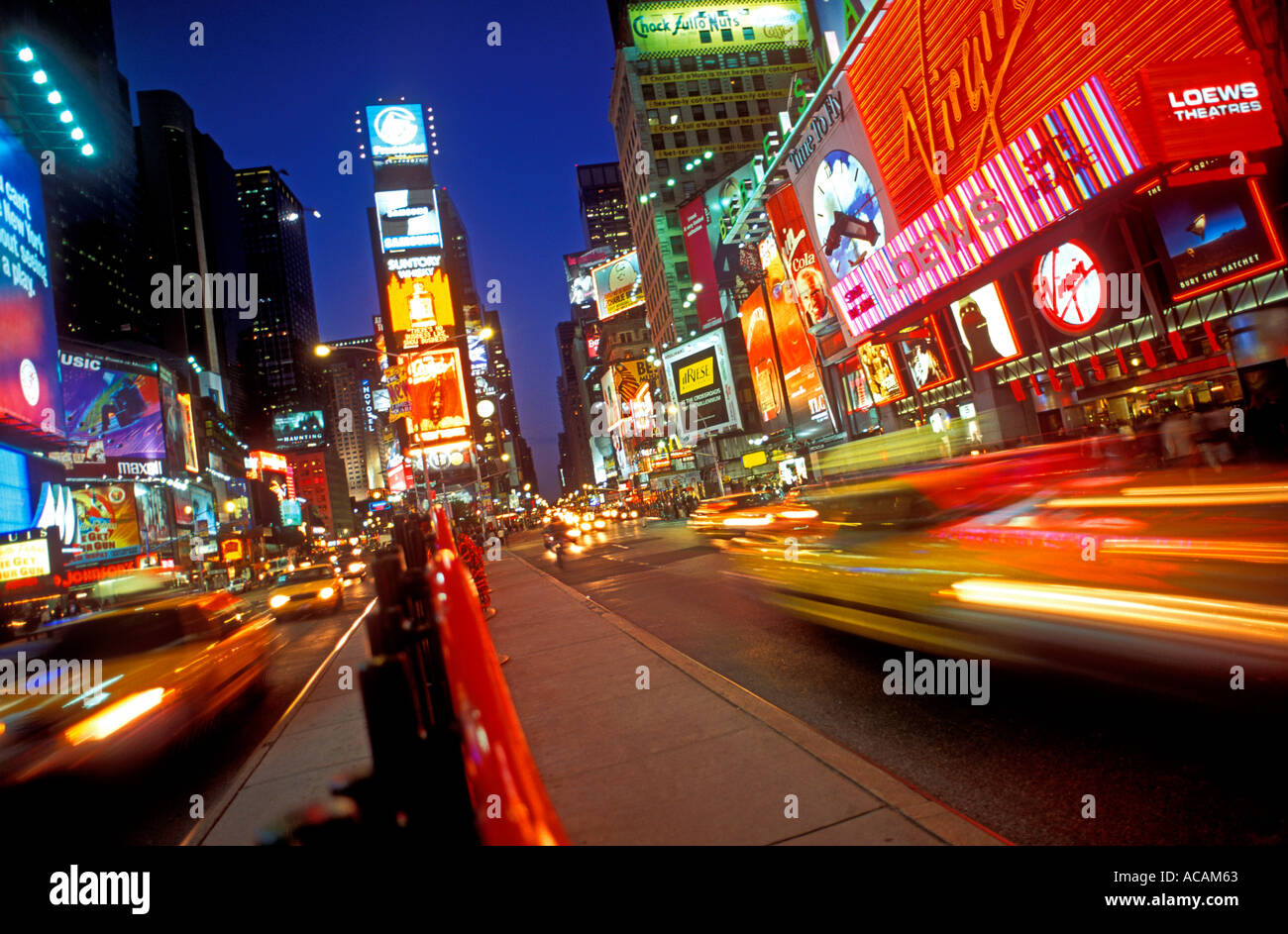 1990 New York Times Square beleuchtet auf einer geschäftigen Nacht in Manhattan New York City USA Vintage Retro Amerika Stockfoto