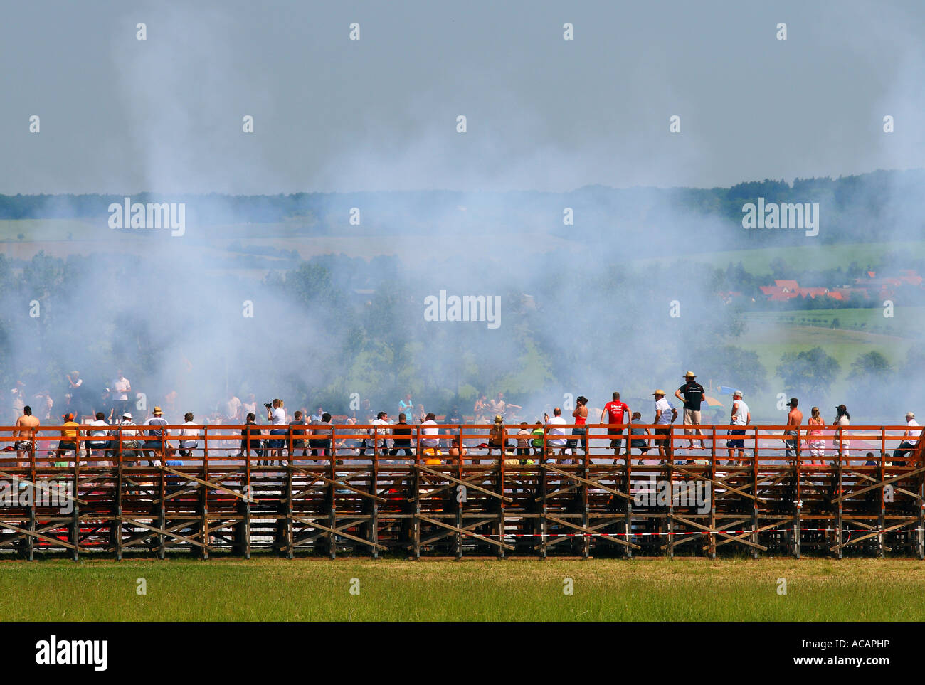 Zuschauer beobachten zum Jahresbeginn eine Motorsport-Veranstaltung Stockfoto