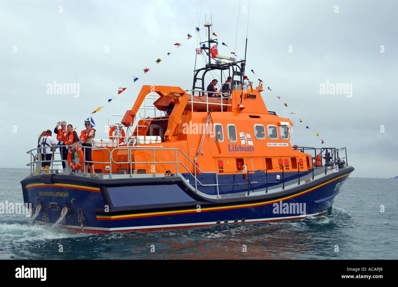 RNLI-Rettungsboot mit Dekoration Flaggen angezeigt, Weymouth harbour Dorset England UK Stockfoto