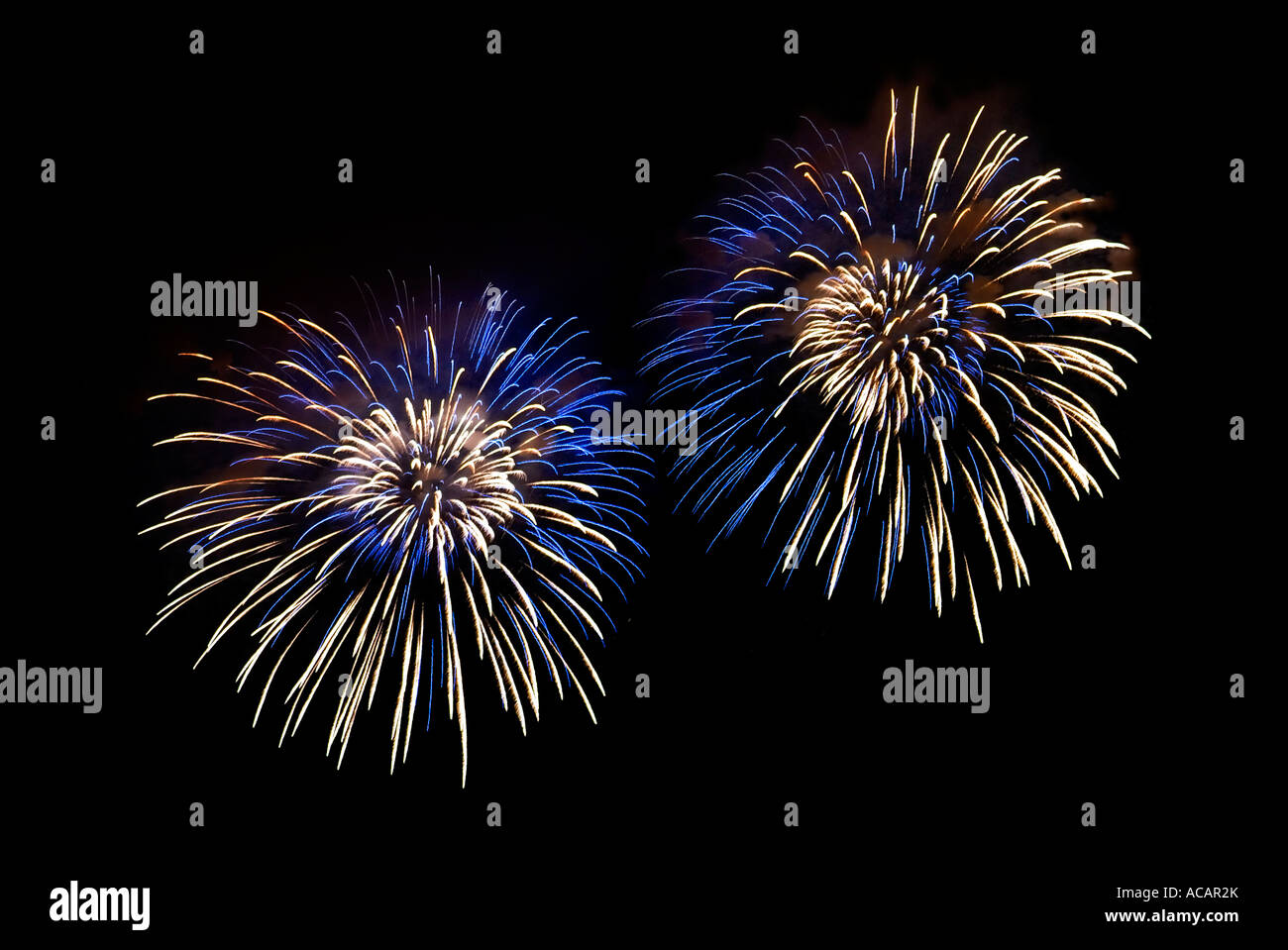 Blau-weiße Licht-Effekte in den Nachthimmel, während das Silvester-Feuerwerk Stockfoto