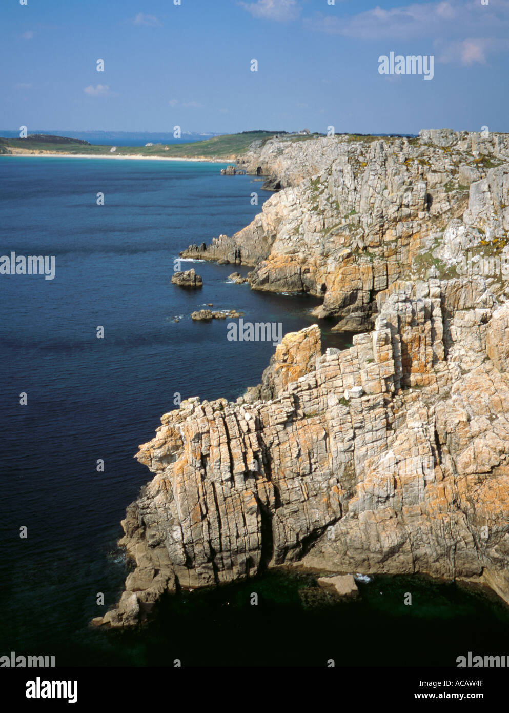 Klippen der Pointe de Pen Hir, Presqu-ile de Crozon (Halbinsel Crozon), Finistère, Bretagne (Bretagne), Frankreich. Stockfoto