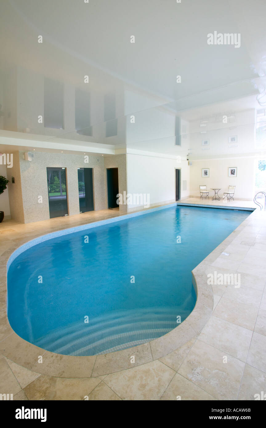 Großer Pool im Einfamilienhaus Stockfoto