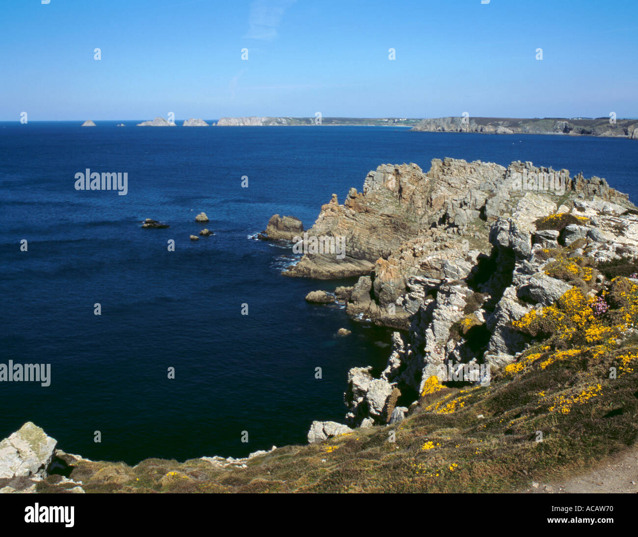 Klippen der Pointe de Dinan, Presqu-ile de Crozon (Halbinsel Crozon), Finistère, Bretagne (Bretagne), Frankreich. Stockfoto