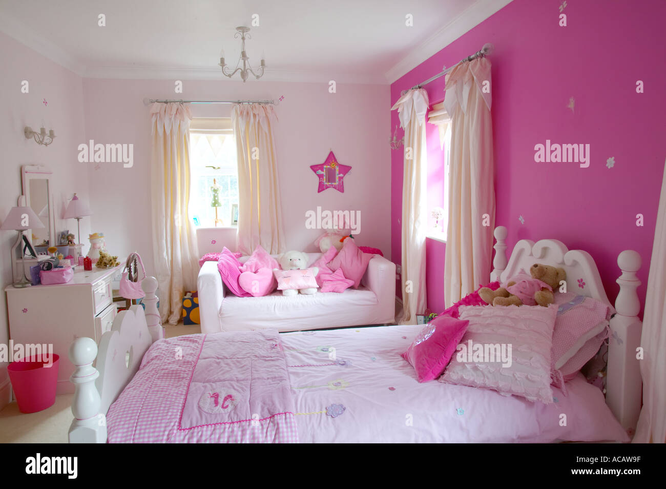 Mädchen-Kinderzimmer für großes Haus mit Bad Stockfoto