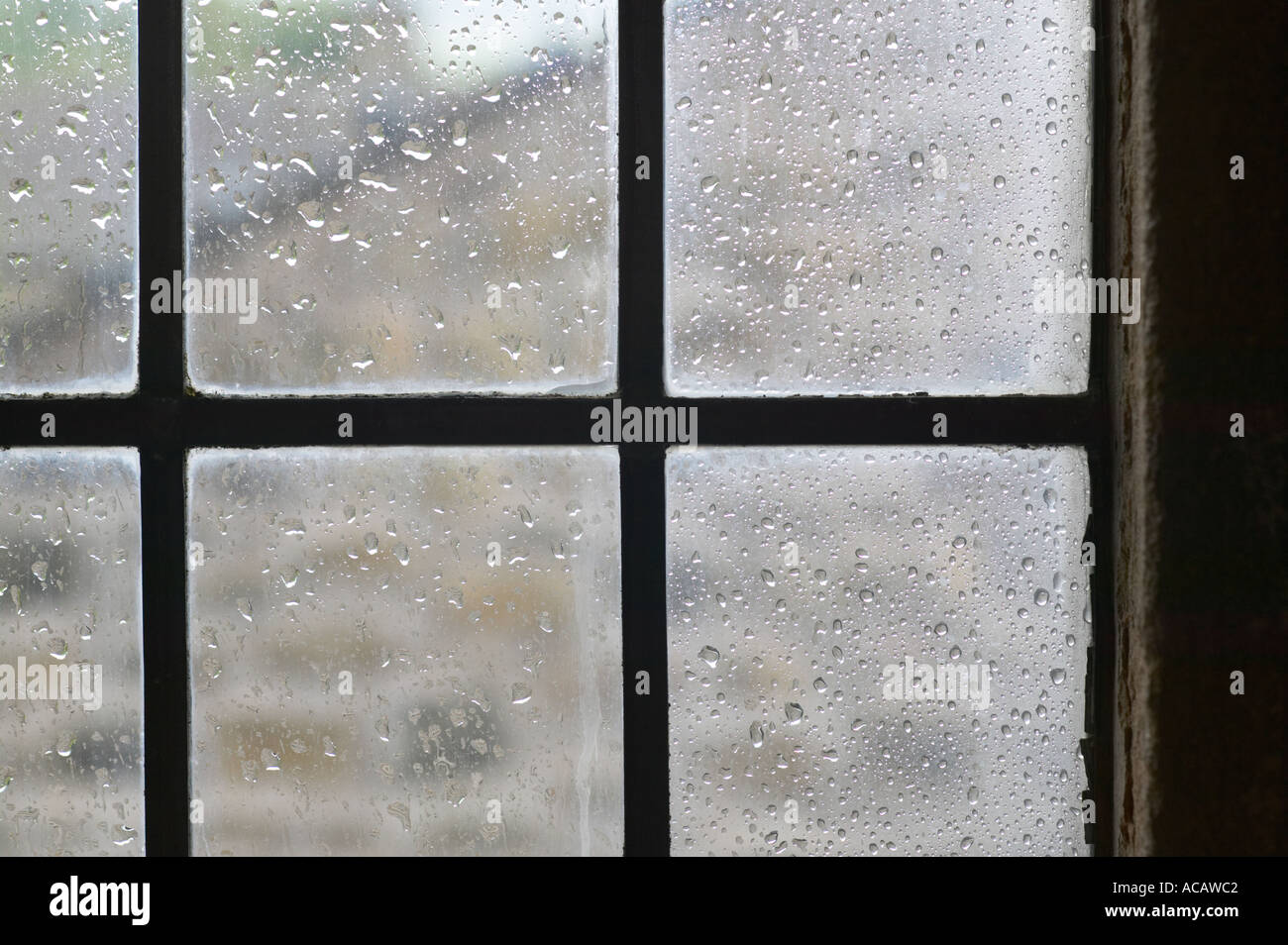 Blick durch verbleiten Fenster an einem regnerischen Tag Stockfoto