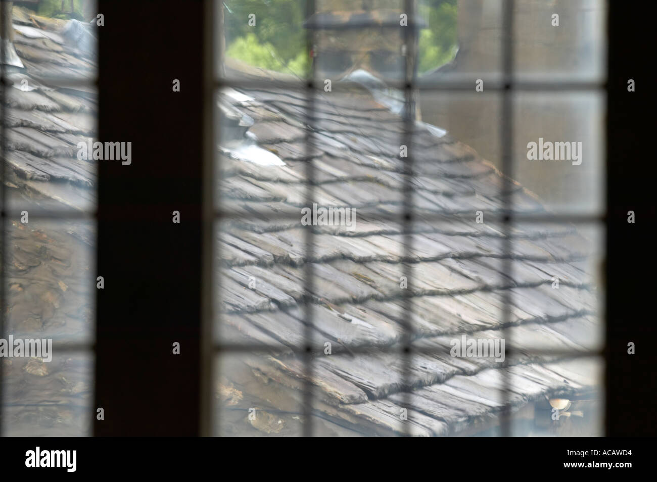 Blick durch verbleiten Fenster am Stein bekleideten Dach Stockfoto