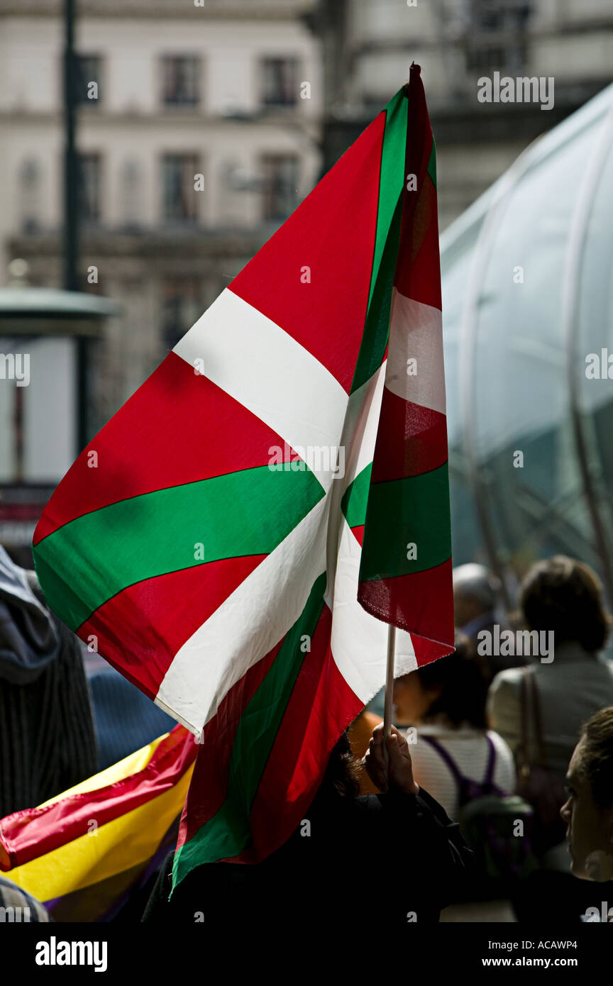 Baskische nationale Flagge die Ikurrina während politische Demonstration im Zentrum von Bilbao Stockfoto