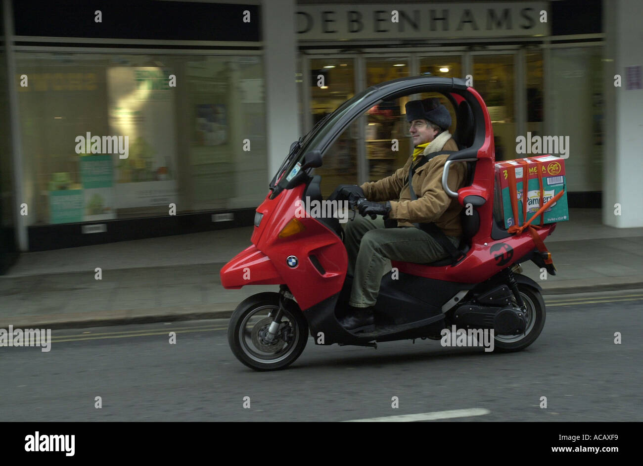 BMW C1 fährt zur Unterstützung nicht mit Helmen, während diese ungewöhnliche Fahrrad UK Stockfoto