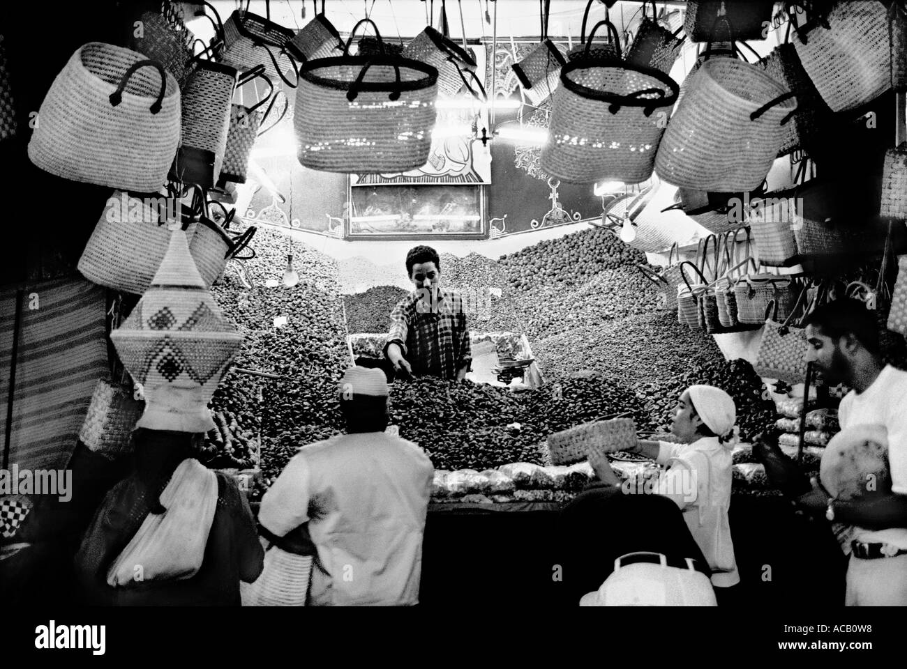 Anbieter von trockenen Früchten in der Medina von Marrakesch Marokko Stockfoto