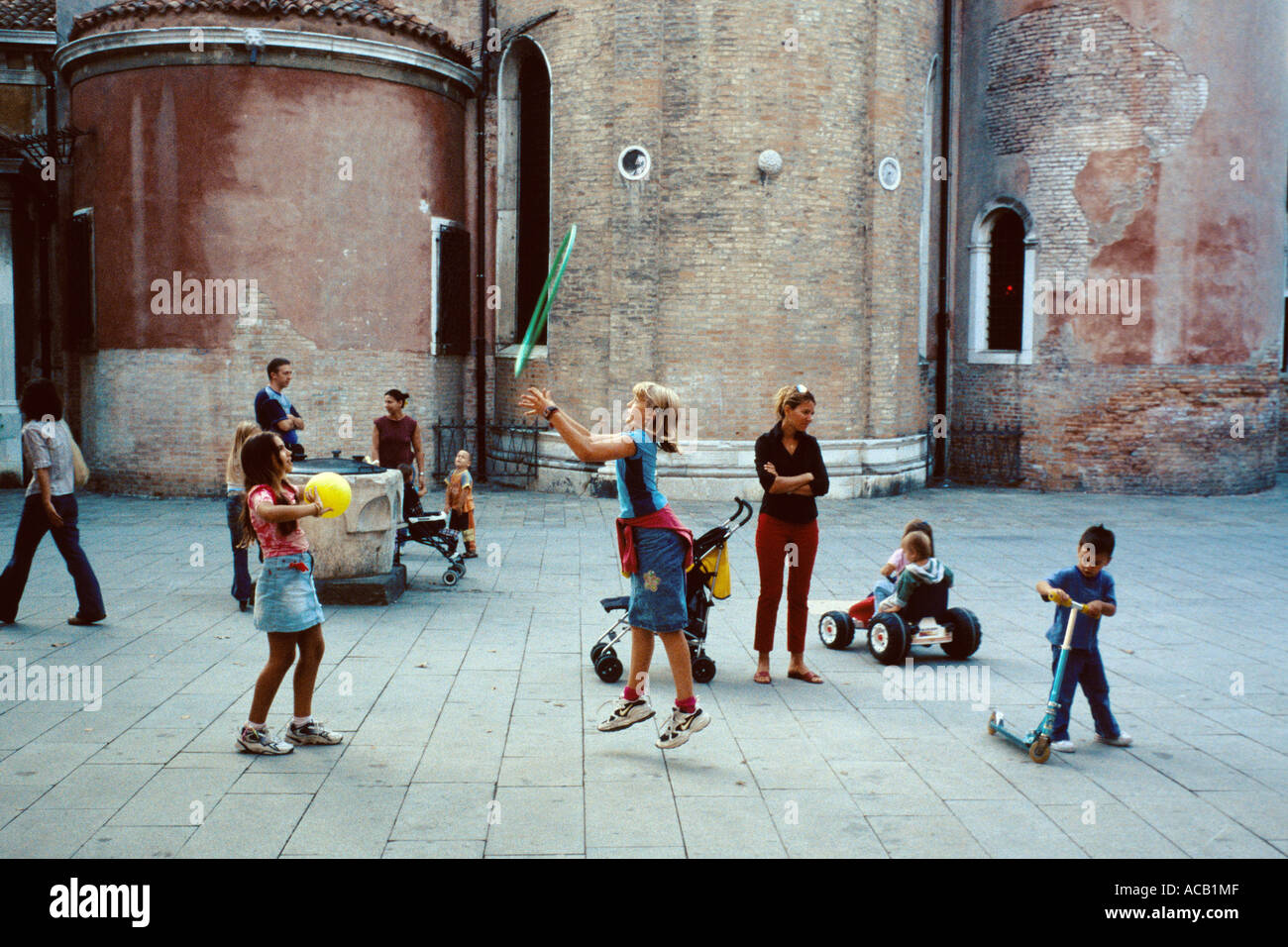 Venedig Italien Kinder spielen in Campo San Giacomo dell'Orio im Stadtteil Santa Croce Stockfoto