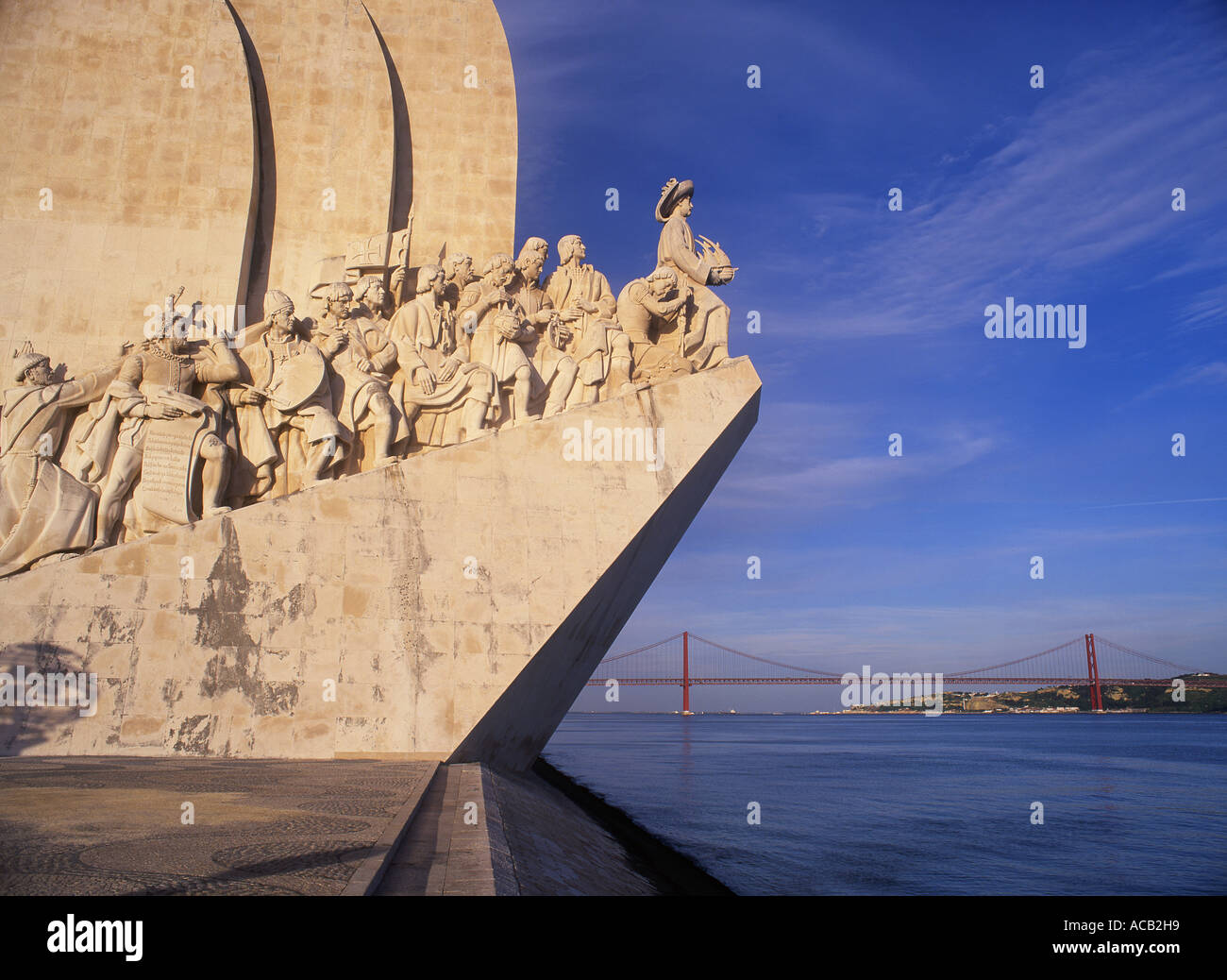 Denkmal der Entdeckungen, Tejo und Ponte 25 de Abril Belem von Lissabon Portugal Stockfoto