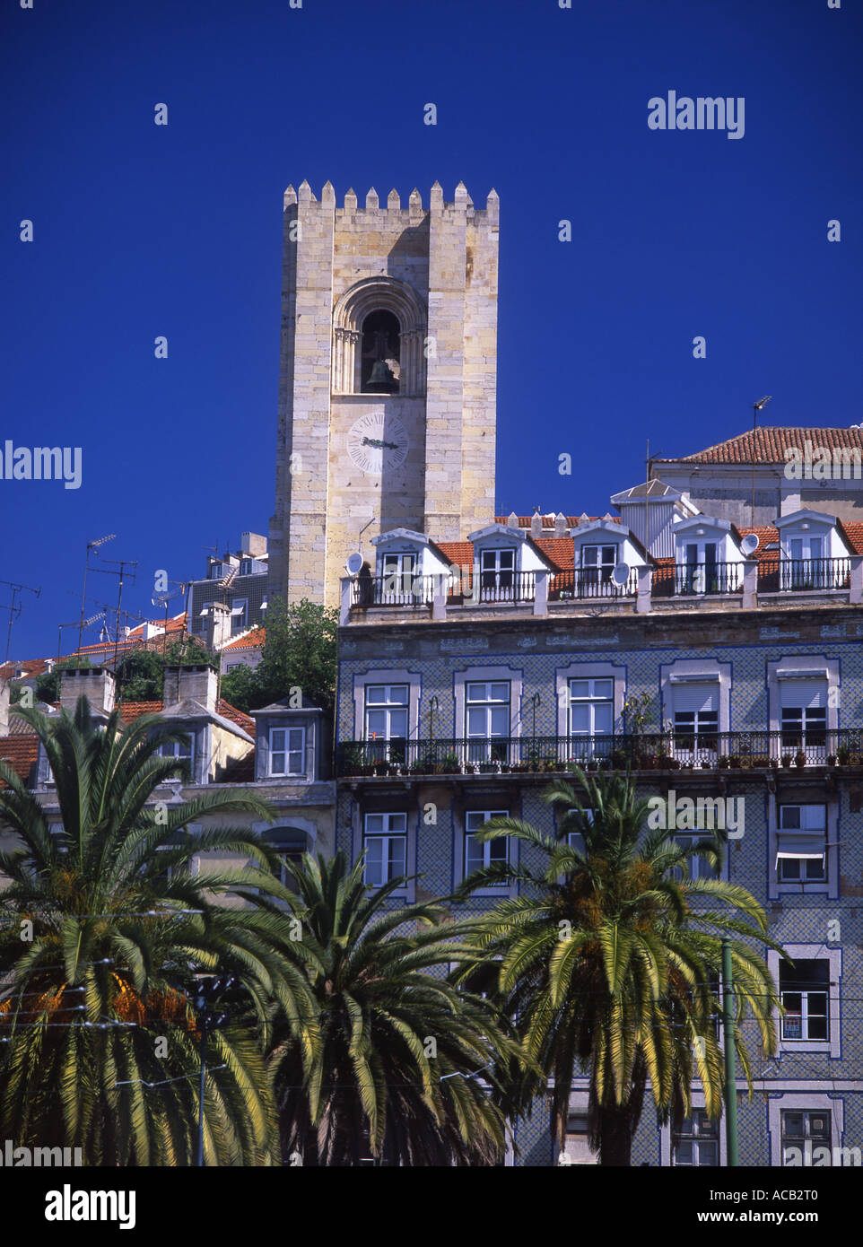 Se Kathedrale Alfama typischen Stadthaus Fassade und Palmen Bäume unter Lissabon Portugal Stockfoto
