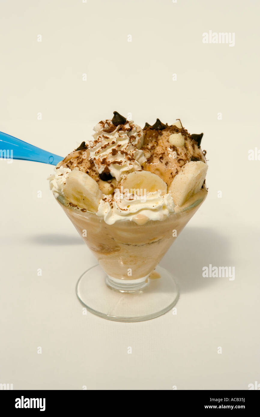 Schokolade Eis Eisbecher auf weißem Hintergrund Stockfoto