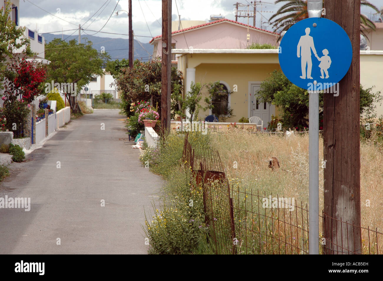 Bylane mit Fußgängerzone Zeichen in Kissamos Stadt, griechische Insel Kreta Stockfoto