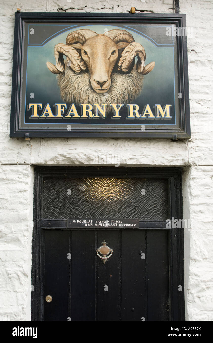 Die Ram-Inn-Cwmann in der Nähe von Lampeter wales Süden äußere Detail Zeichens mit Rams Kopf Bild Gemälde "Tafarn y Ram" in Walisisch Stockfoto